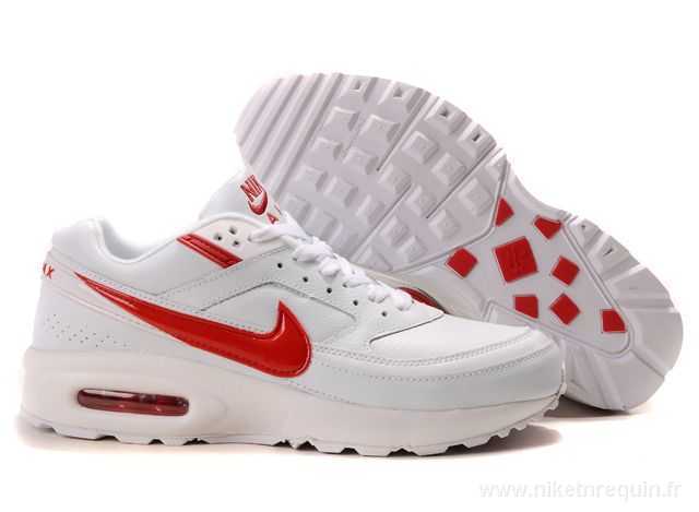 Air Max Bw Rouge Et Des Souliers Blancs